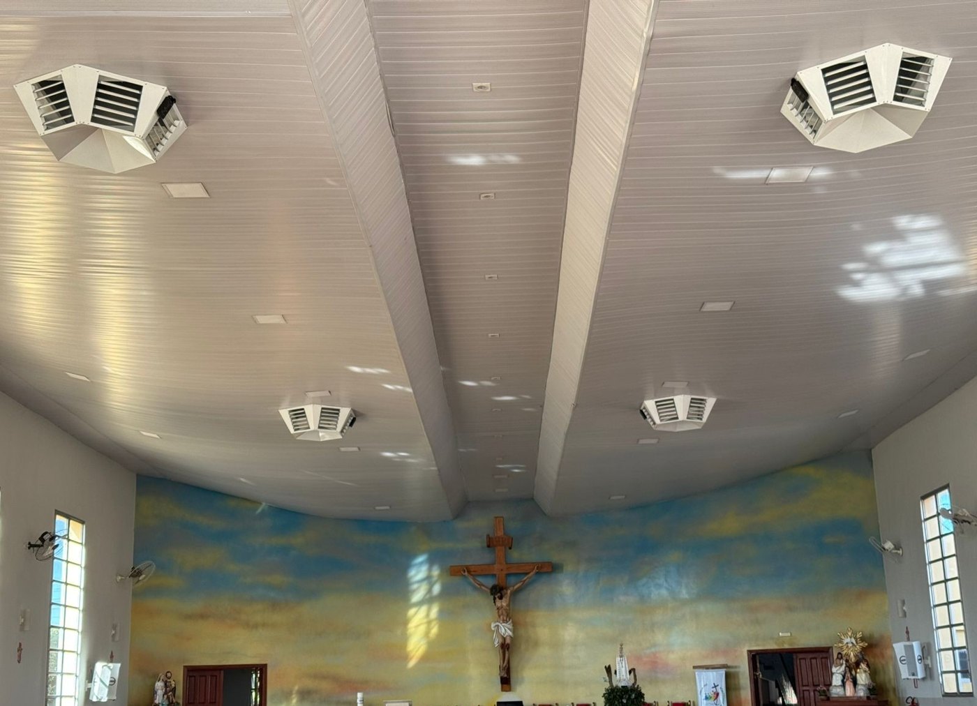 Igreja climatizada com defletoras de teto